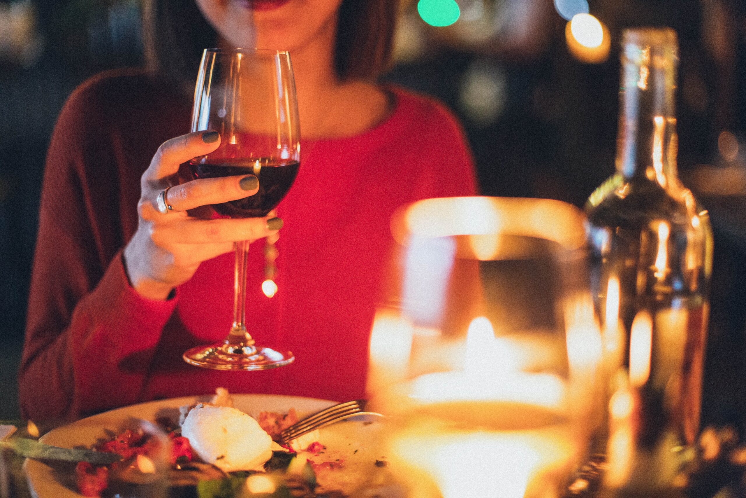 donna con calice di vino in mano. avrà fatto l'abbinamento vino cibo corretto?