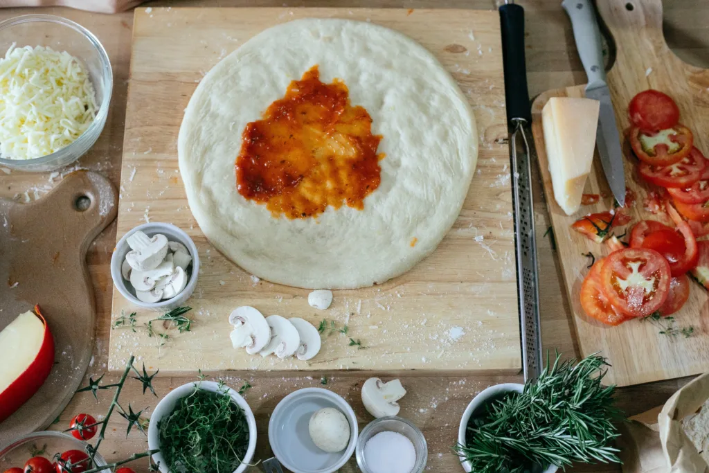 pizza fatta con impasto alta idratazione. diventerà più leggera e croccante