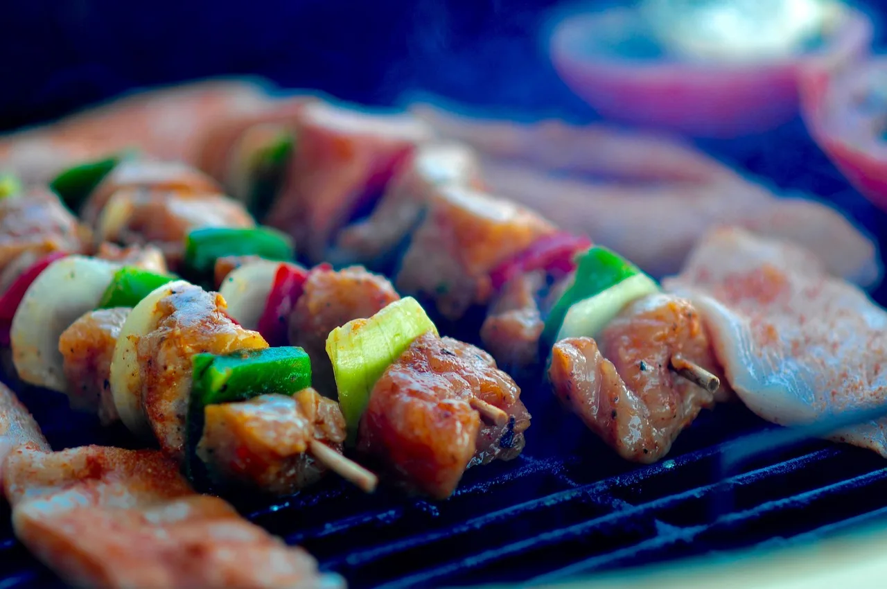 spiedini sul barbecue. ti chiedi quanto vale il consumo di carne pro capite sulla sostenibilità ambientale?