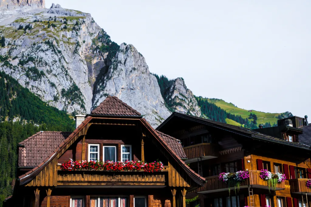 particolare di una casa ecosostenibile in montagna