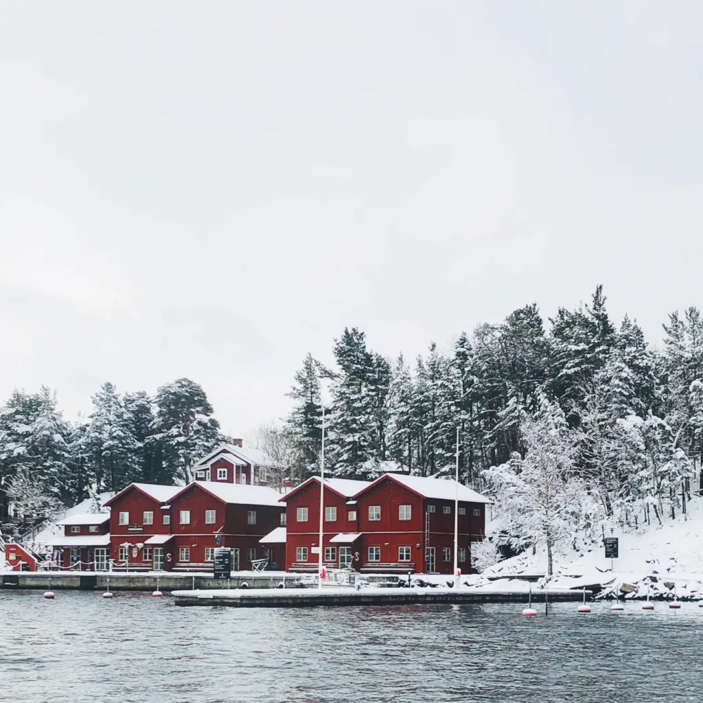 case ecosostenibili su un fiordo in svezia