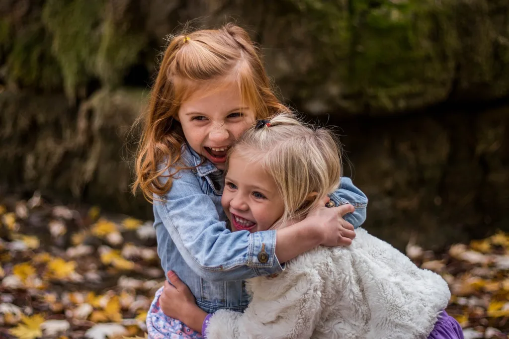 bambine che si abbracciano, loro di certo comprendono il significato di felicità