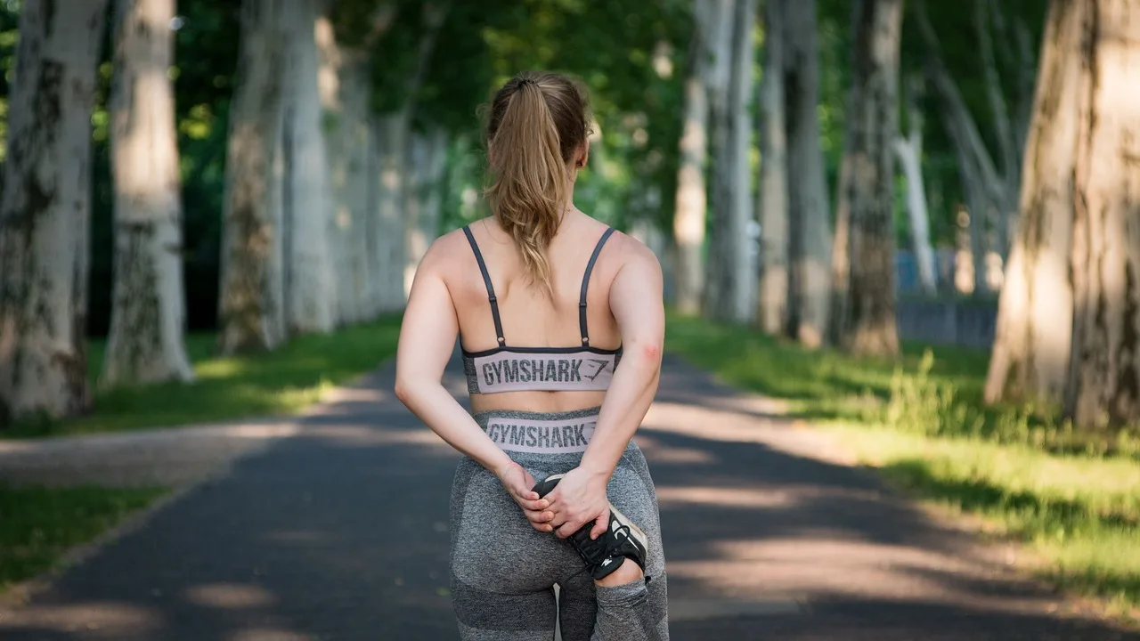 una ragazza che cura la sua salute psicofisica con un po' di jogging