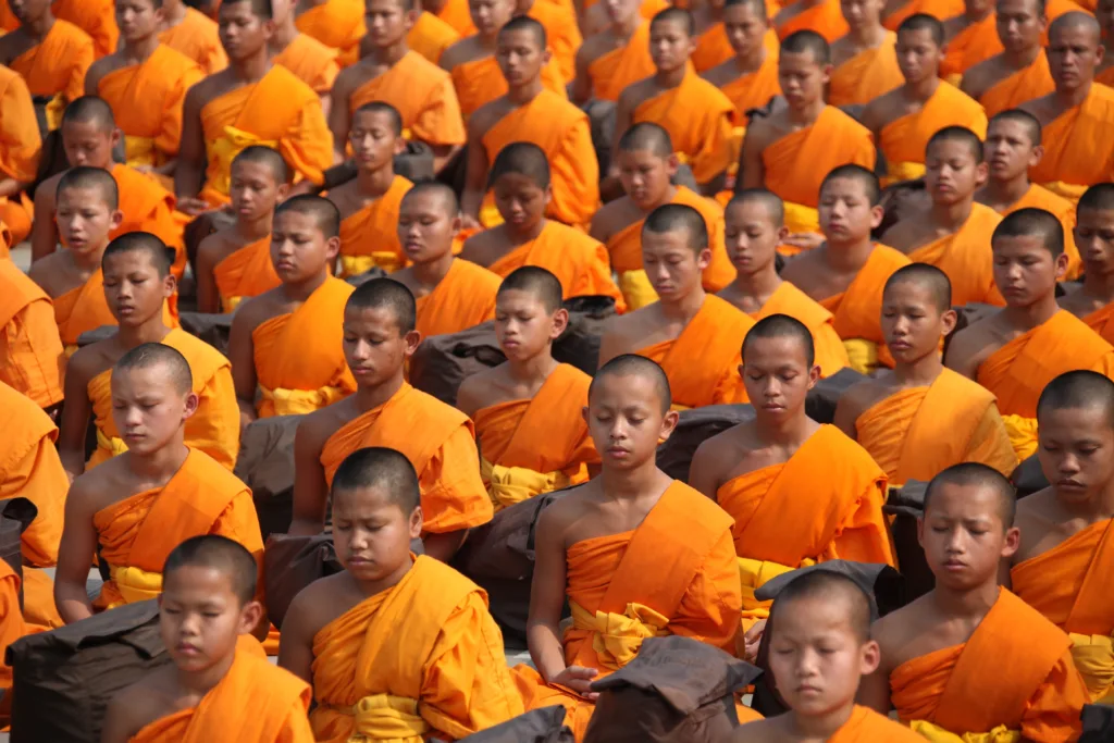 meditazione di gruppo tra monaci tibetani