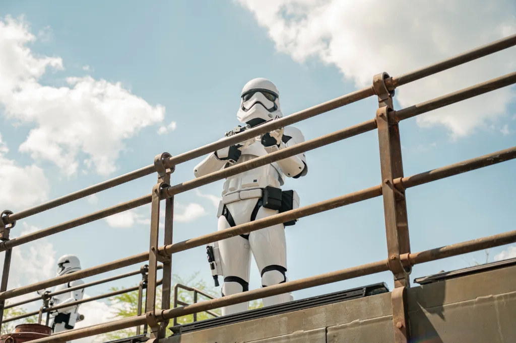 uno stormtrooper , l'emblematico soldato di star wars presente anche in the mandalorian