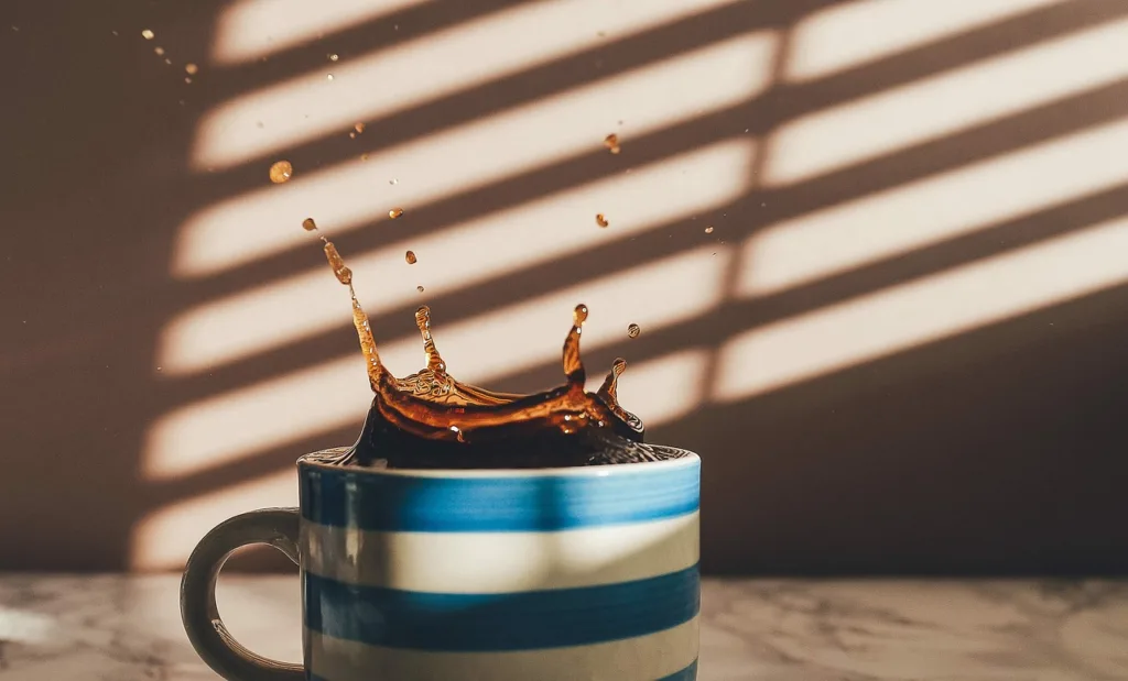 tazza di caffè che schizza, ecco la colpevole e per poi dover rimuovere macchie di caffe dai tessuti