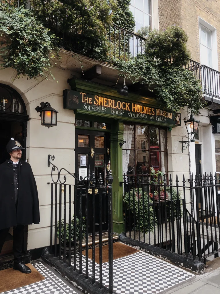 la casa di Shelock Holmes in Baker Street a Londra, se ti è piaciuta la regina degli scacchi questa serie ti stupirà