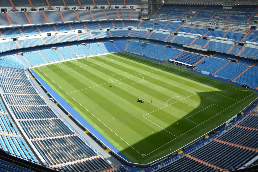 lo stadio santiago bernabeu di madrid, la casa di eduardo camavinga