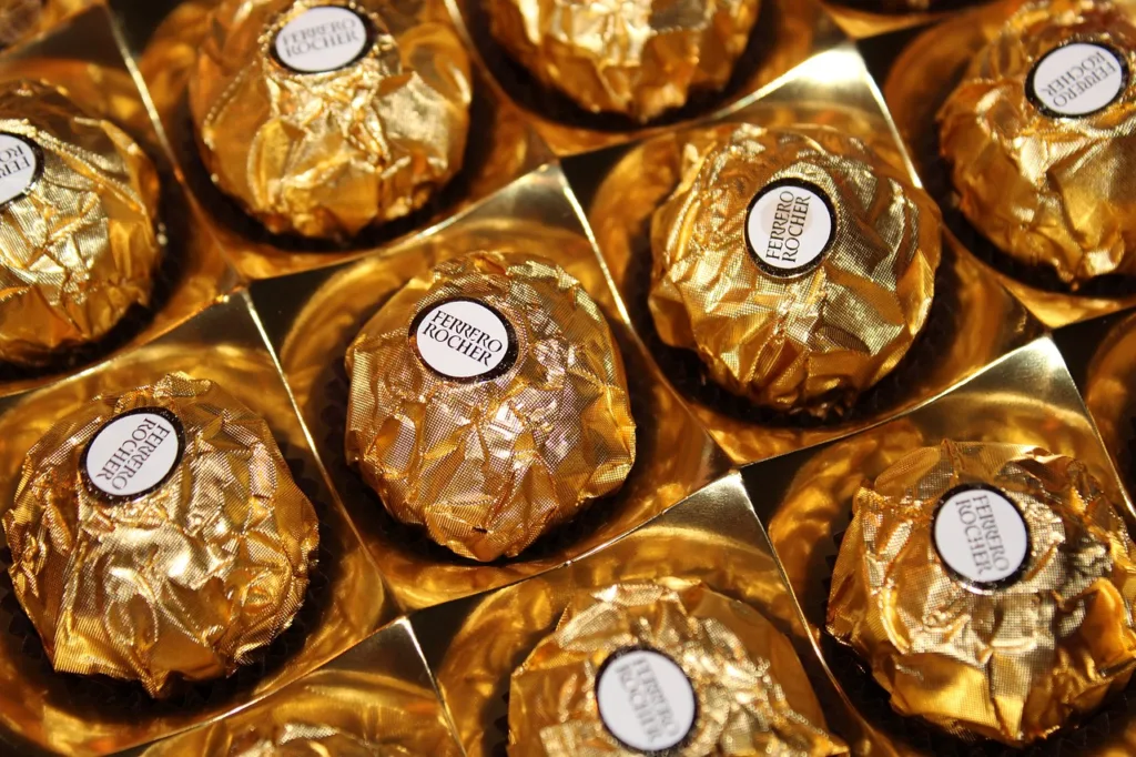 scatola di ferrero rocher, un altro prodotto dell'uomo più ricco d'italia