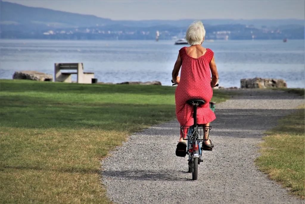 donna anziana in bicicletta, emblema della serenità data dai fondi pensione