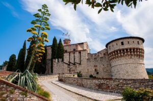 un castello in provincia di brescia, in lombardia